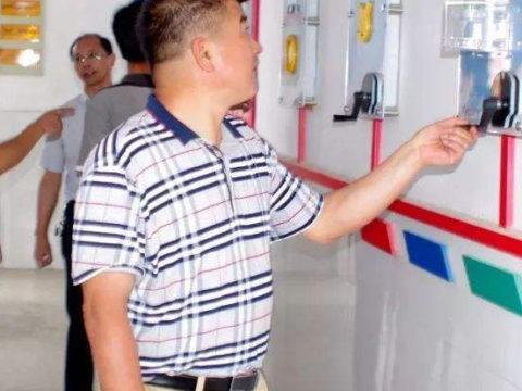 中年 polo衫 黑皮带 卡其西裤胖熊图片