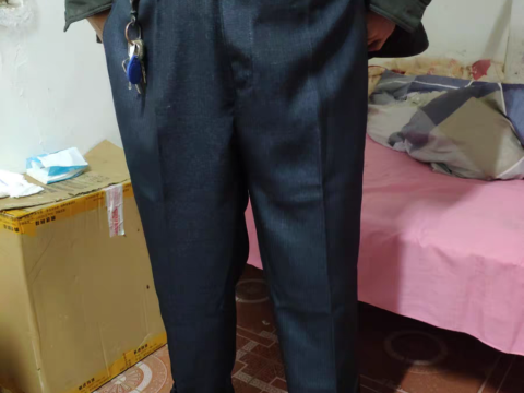 中年T恤蓝西裤皮带白袜胖熊图片