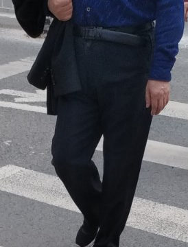 中年深蓝衬衫黑西裤皮带胖熊图片