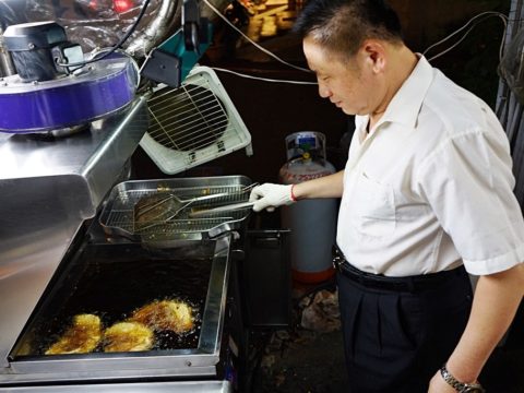 中年白衬衫黑西裤皮带胖熊图片