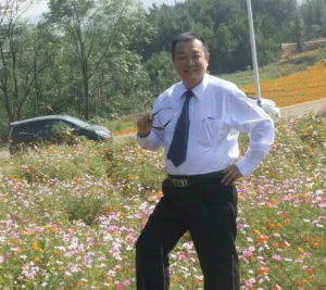 中年白衬衫黑西裤皮带领带胖熊图片