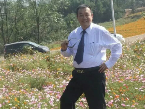 中年白衬衫黑西裤皮带领带胖熊图片