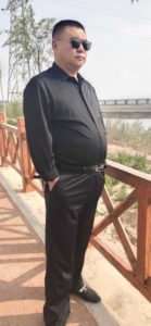 中年 黑衬衫 黑西裤 皮带 黑皮鞋 白袜2胖熊图片
