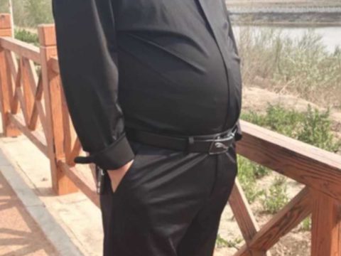 中年 黑衬衫 黑西裤 皮带 黑皮鞋 白袜2胖熊图片