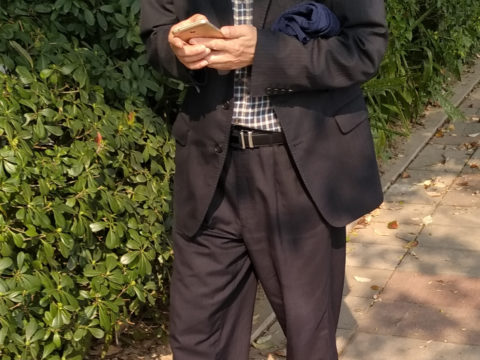 老年眼镜格子衬衫黑条纹西装皮带胖熊图片