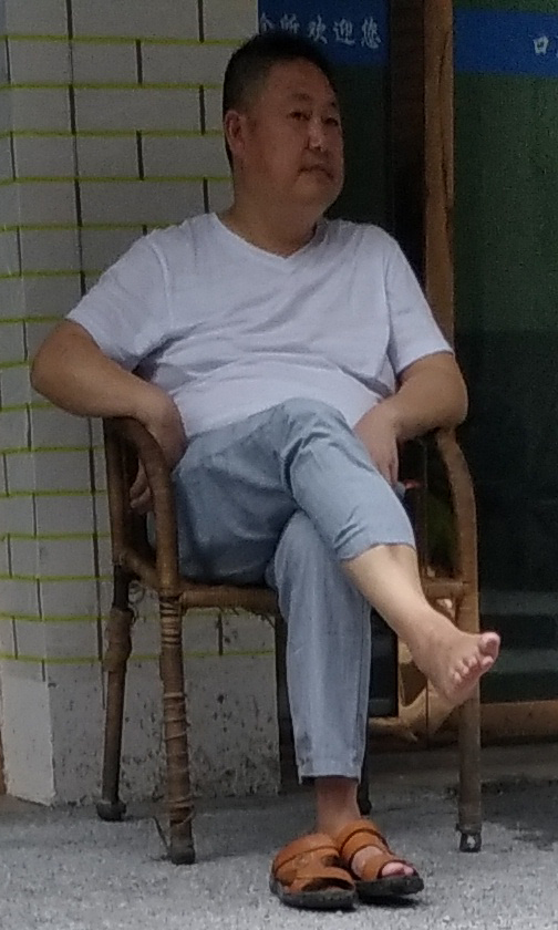 中年T恤灰西裤