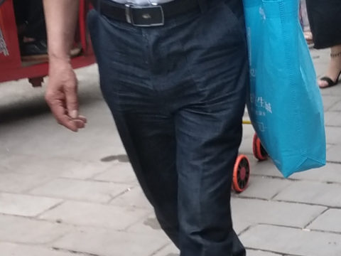 中年T恤牛仔裤皮带