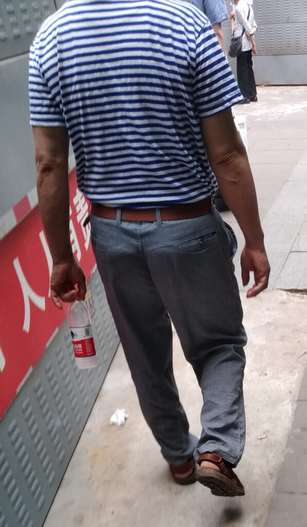 中年polo衫皮带灰西裤