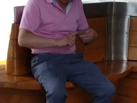 中年polo衫蓝西裤