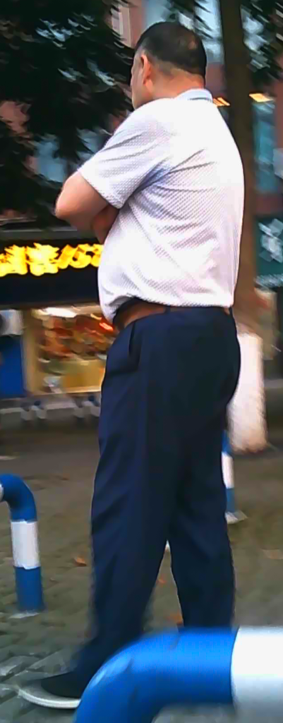 中年polo衫蓝西裤皮带