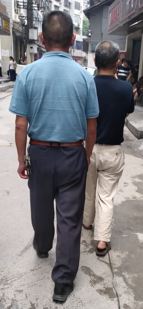 中年polo衫黑西裤皮带皮鞋卡其休闲裤