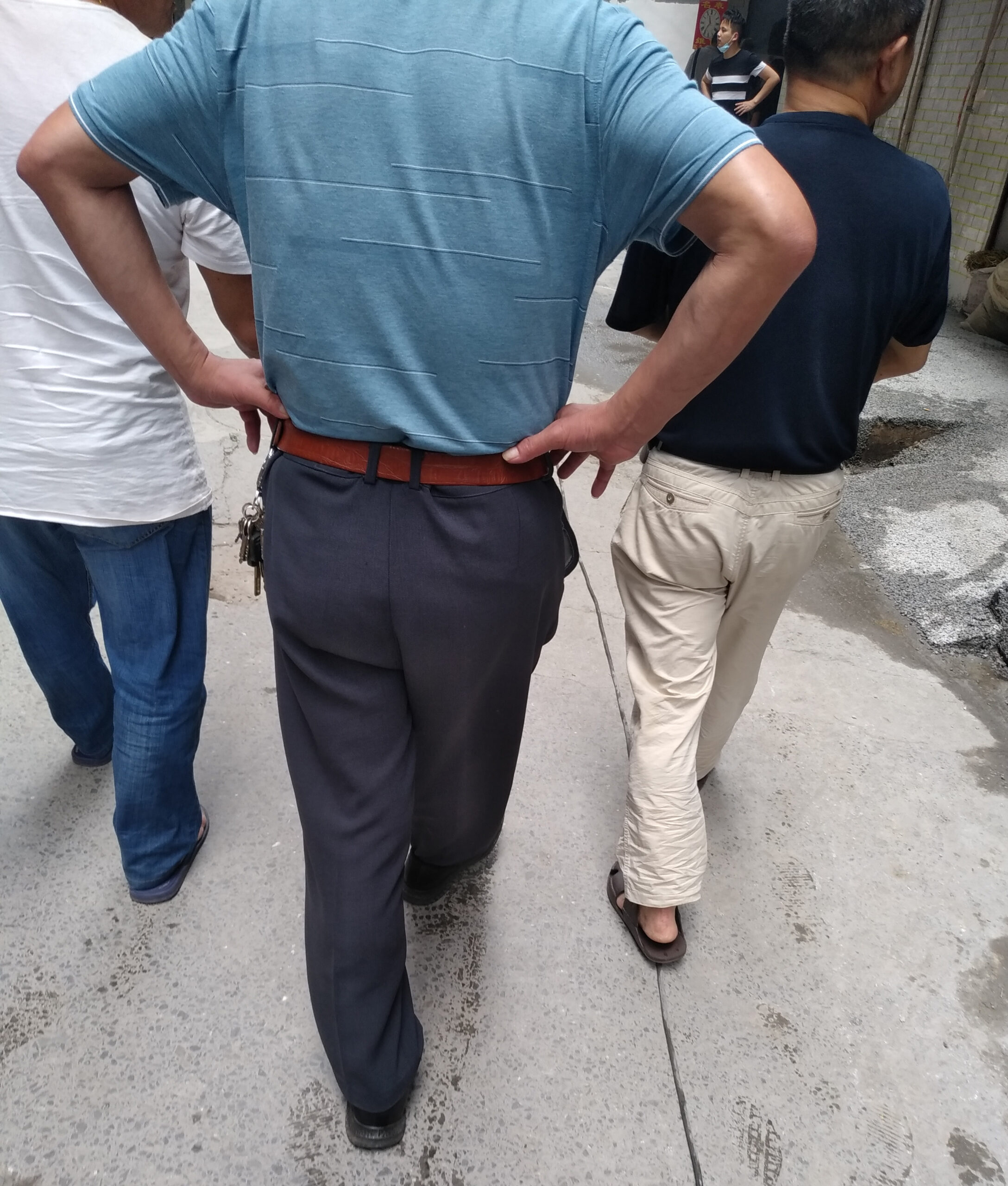 中年polo衫黑西裤皮带皮鞋卡其休闲裤2