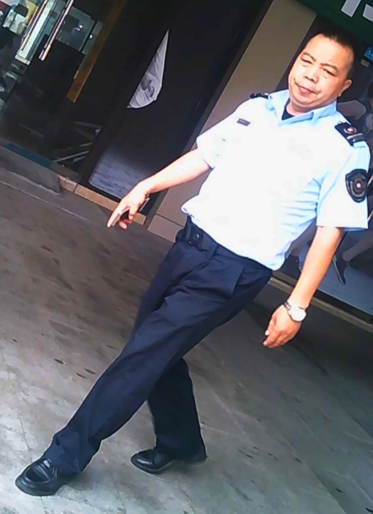 中年制服衬衫蓝西裤皮鞋皮带