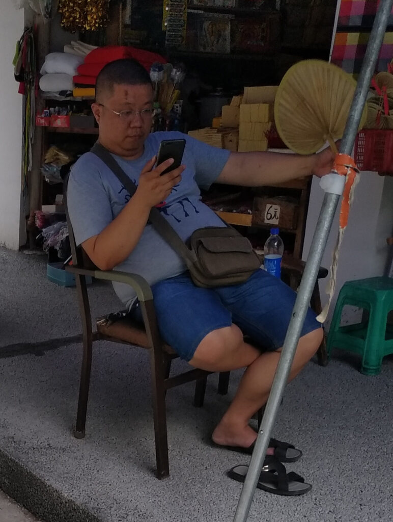 中年眼镜T恤牛仔短裤