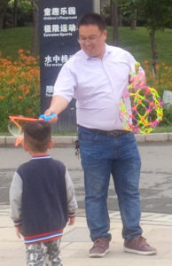 中年眼镜蓝衬衫牛仔裤皮带胖熊图片