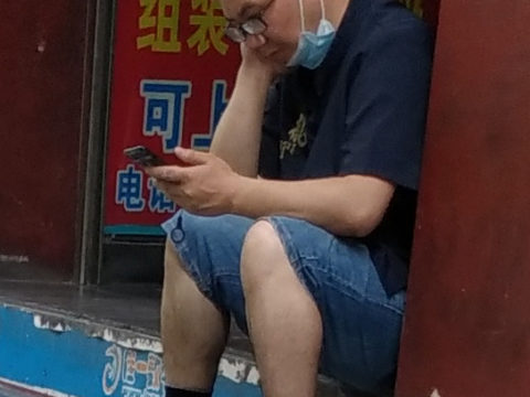 青年T恤短裤黑袜皮鞋