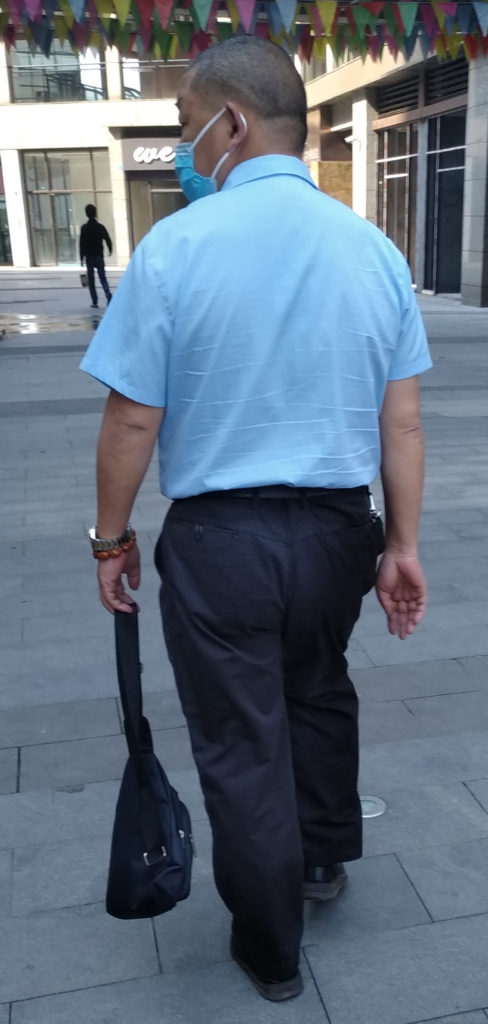 中年蓝衬衫黑西裤皮鞋皮带2胖熊图片