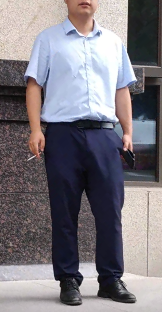 青年抽烟白衬衫蓝西裤皮带皮鞋胖熊图片