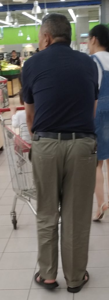 中年polo衫皮带浅色西裤